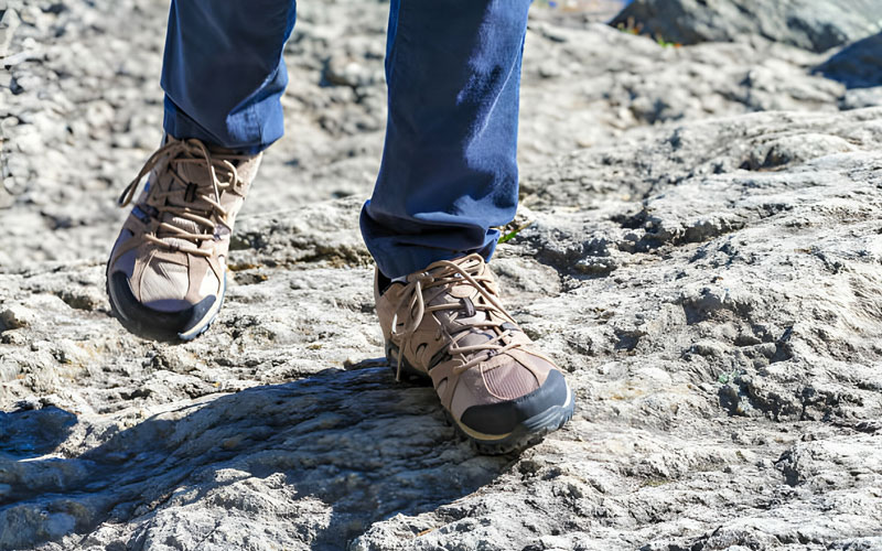 How to Choose Hiking Shoes for Flat Feet?